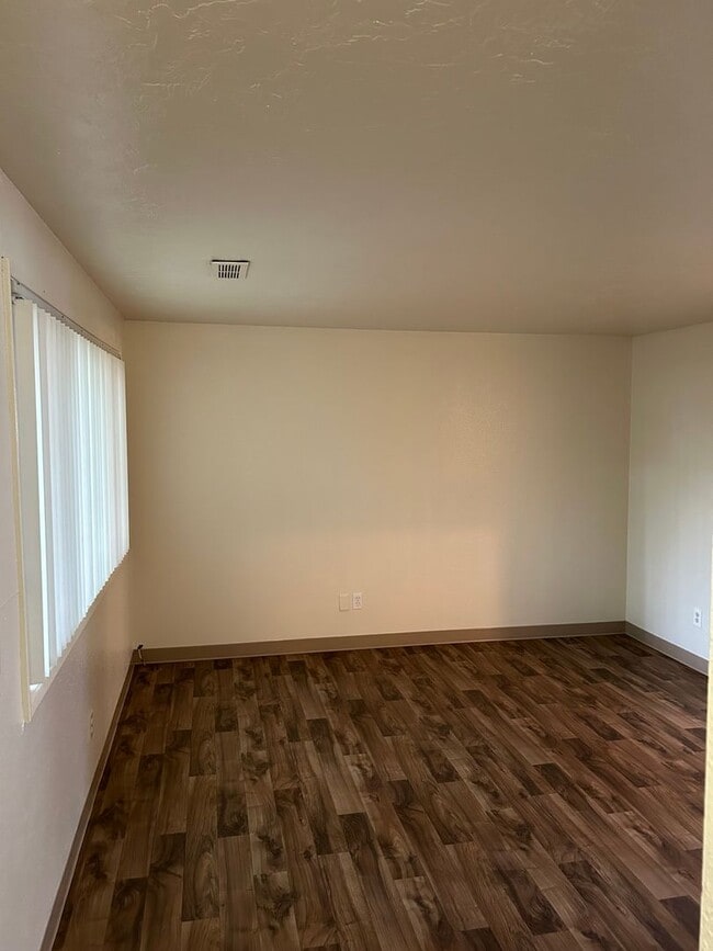 Building Photo - (894) 5th Ave Tri-Plex - 2 Bedroom / 1.5 Bathroom