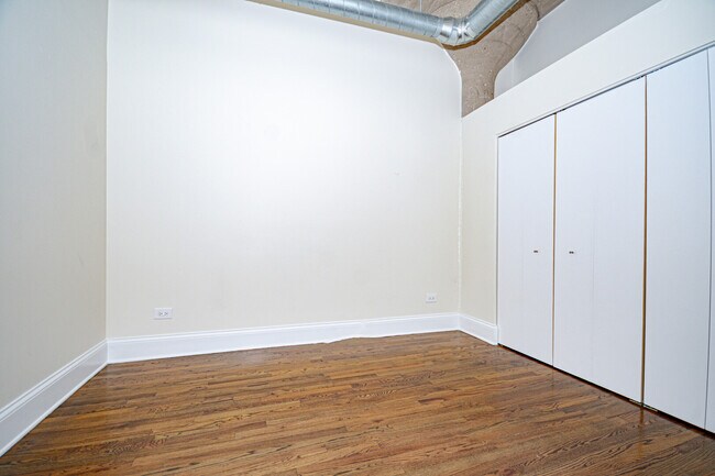 Building Photo - 758 N Larrabee St