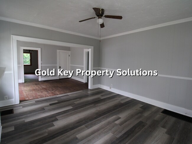 Building Photo - REDUCED PRICE!! Spacious 3 BR 1 BA House with Dining Room and Fenced Backyard. (SECTION 8 APPROVED)
