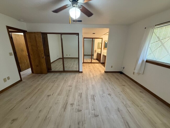 Building Photo - Golf Course- On The Mesa 3 Bedrooms, 2 Bathrooms, New Paint,