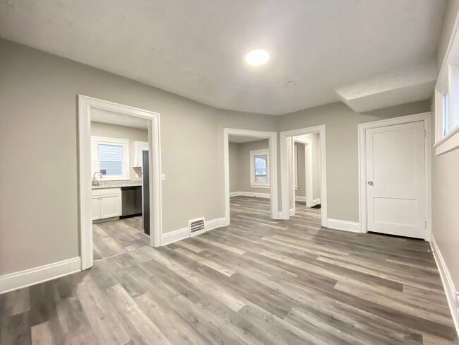Building Photo - Highland Charm