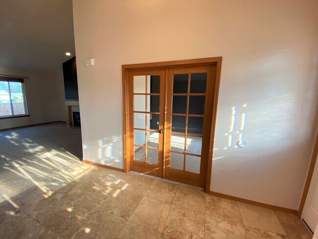 Building Photo - Large 3 Bed Home with Office, Fenced Yard,...