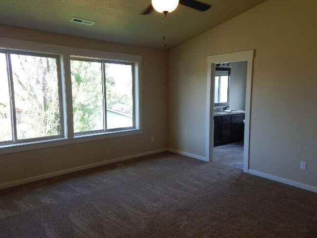 Building Photo - 5 Bedroom Beaverton Home!!!