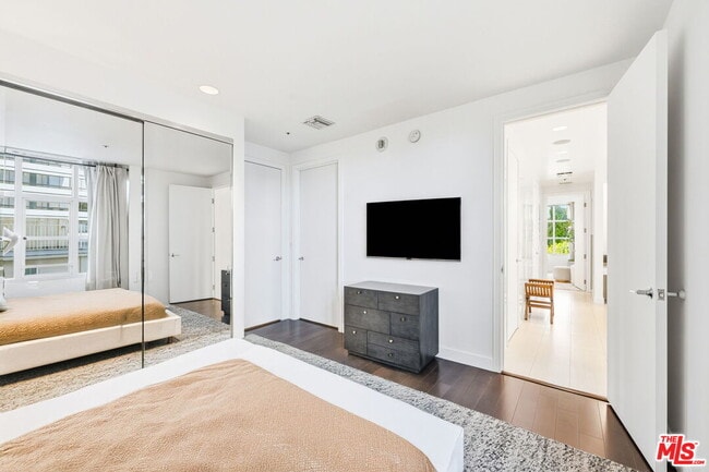 Building Photo - 10380 Wilshire Blvd