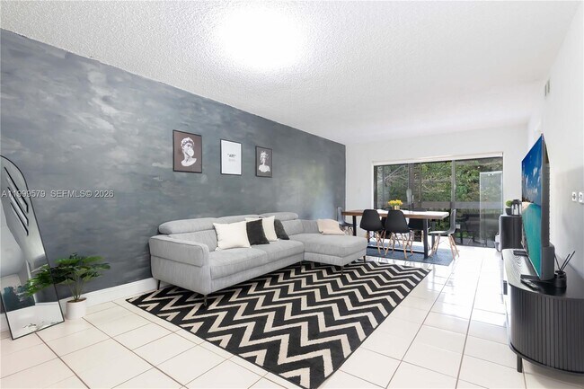 Building Photo - 8885 Fontainebleau Blvd