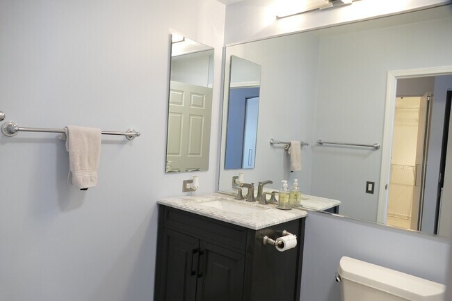 Building Photo - 400 N La Salle Dr