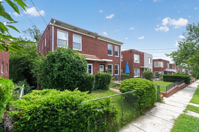 Building Photo - 5551 Chillum Pl NE