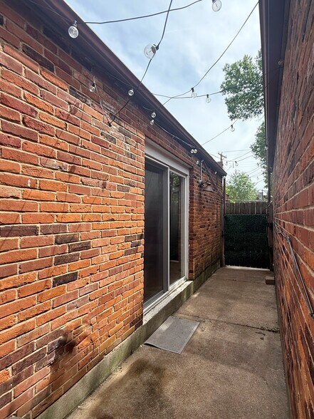 Private Side Entrance to Backyard - 2020 Sidney St