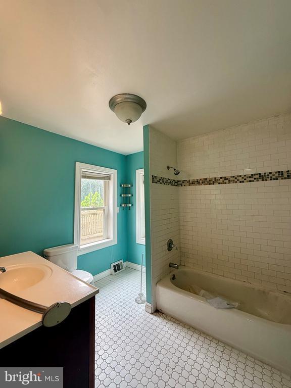 Building Photo - 924 Lovering Ave