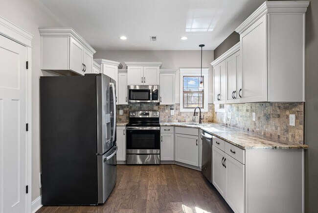 Building Photo - Spacious 4 bedroom 3 full bath home for rent!