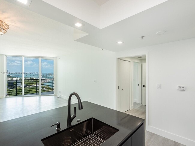 Building Photo - 325 S Biscayne Blvd