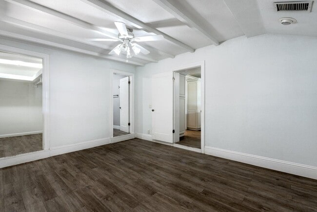 Building Photo - 8642 Sunset Dr