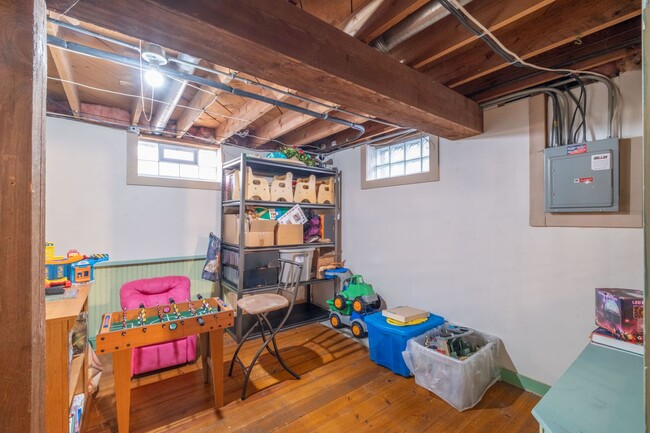 Building Photo - APPLY NOW! Cozy Single Family Home in Milw...