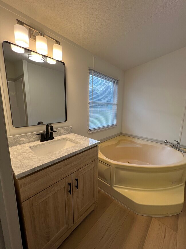 Building Photo - 1609 Walden Rd