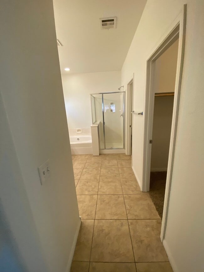 Building Photo - Spacious Single Story 3- Bedroom Home!