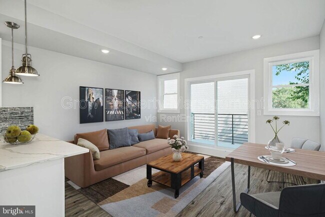 Building Photo - 1904 E York St