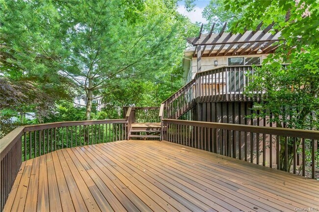 Building Photo - 2 Merion Dr