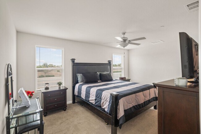 Building Photo - Multi-Generational Home!