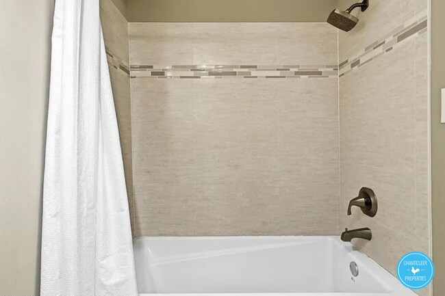 Building Photo - 5738-5733 3 Oaks Dr