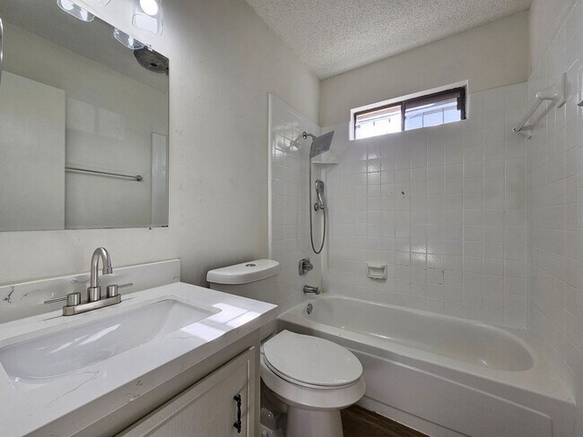 Building Photo - AVAILABLE NOW!