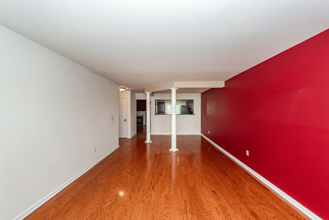 Building Photo - 3 Bedroom 3 Bath Townhome in Persimmon Hil...