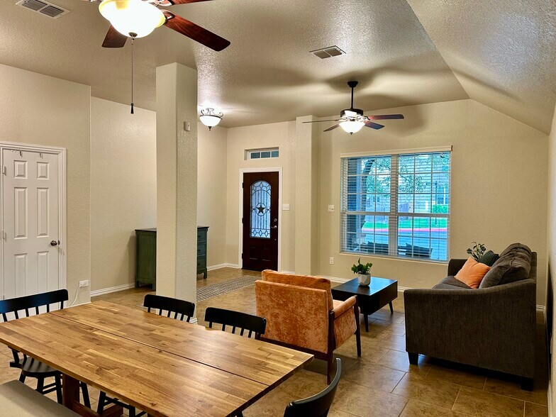 Front door & formal living/dining room - 2739 Tuscan Cyn