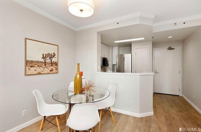 Building Photo - 240 Lombard St