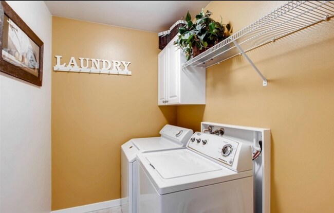 Building Photo - Beautiful 5 Bed 2.5 Bath Renton Home!