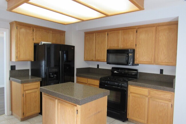 Building Photo - Beautiful 4 Bed/3 Bath Tracy Home with Pool and Fresh Paint