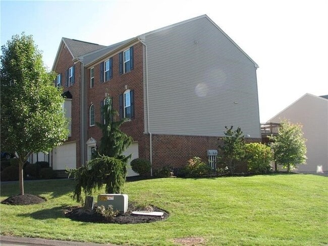 Building Photo - 411 Maple Ridge Dr