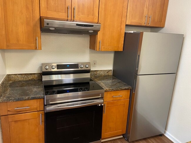 Building Photo - Townhouse Condo 2 BD / 1.5 BA
