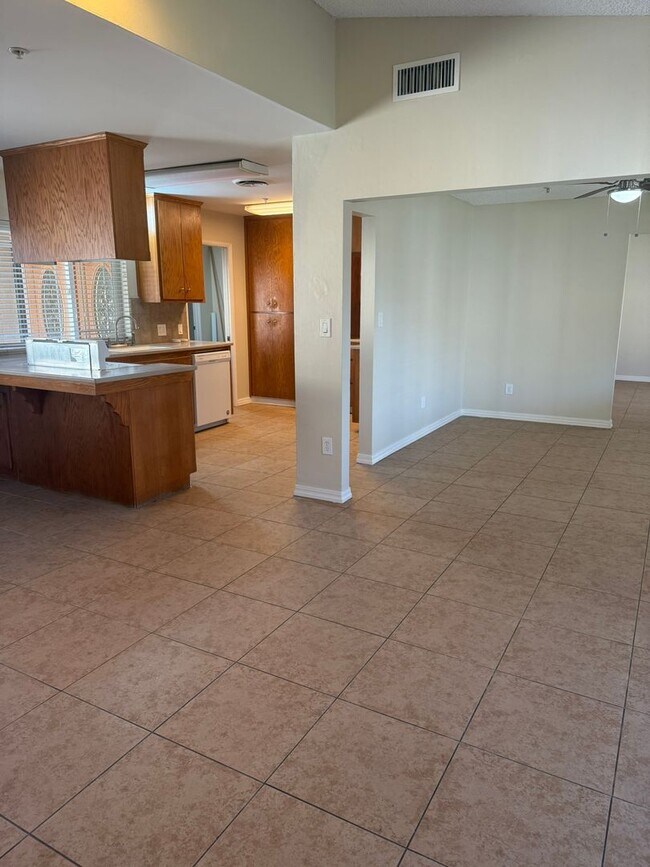 Building Photo - Spacious 4-Bedroom + 2 Bonus Rooms | Near ...