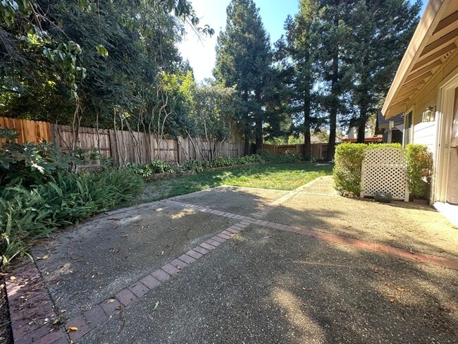 Building Photo - Beautiful 4 Bedroom Single Story For Rent in Gold River!