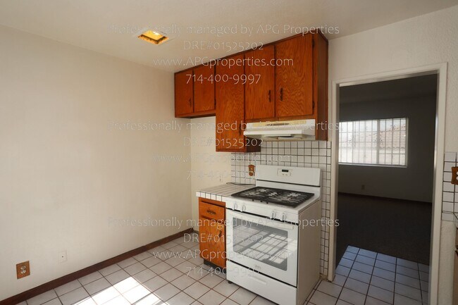 Building Photo - 830 E Anaheim St