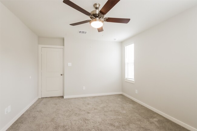 Building Photo - 9835 Willow Creek Commerce Dr