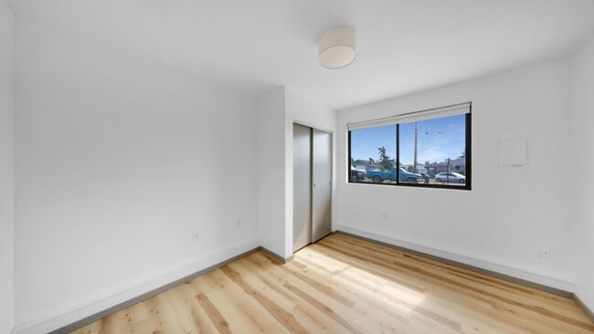 Building Photo - 3 Bed 1 Bath - Remodeled - Carport - NAS W...