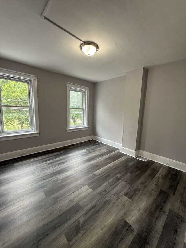 Building Photo - 306 Dayton St