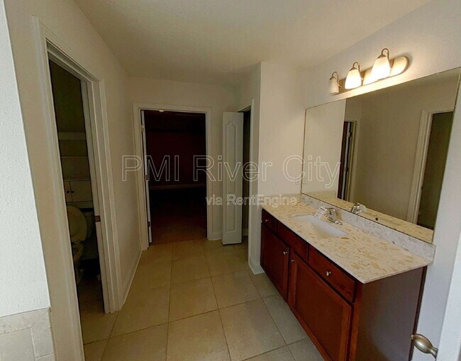 Building Photo - 2099 Club Lake Dr