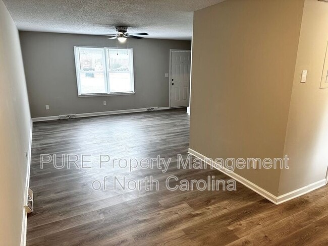 Building Photo - 916 W 5th Ave