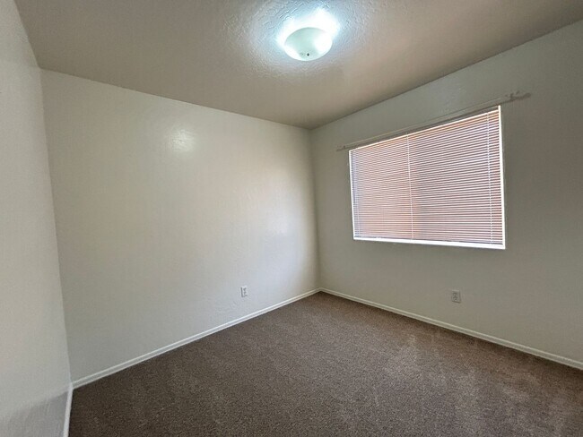 Building Photo - Brand new paint and carpet! 3 Bedroom 2 1/2 Bathroom, Close to Grand Canyon University