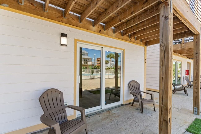 Building Photo - 8115 Thomas Dr