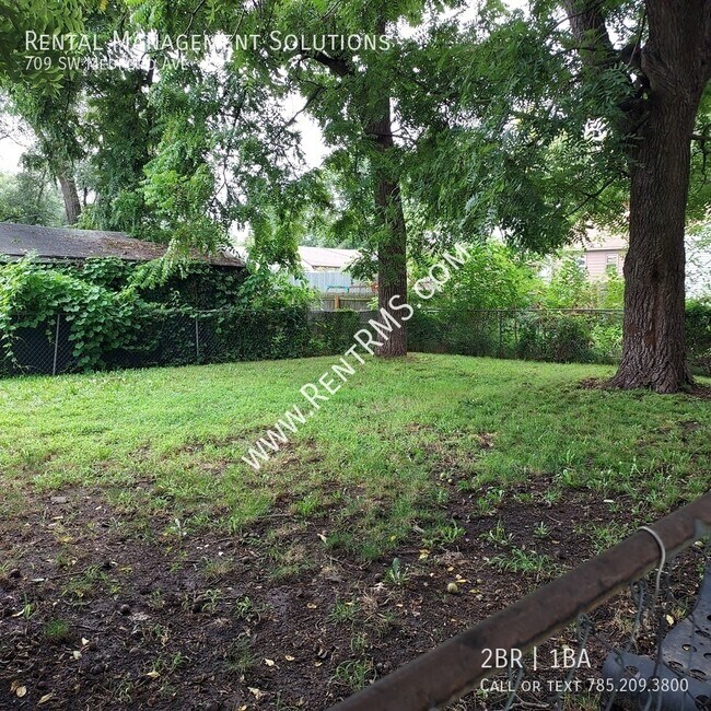 Building Photo - 709 SW Medford Ave
