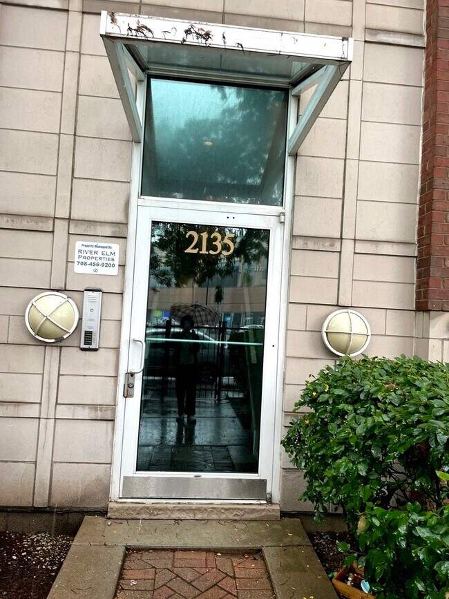 Building Photo - 2135 N Southport Ave