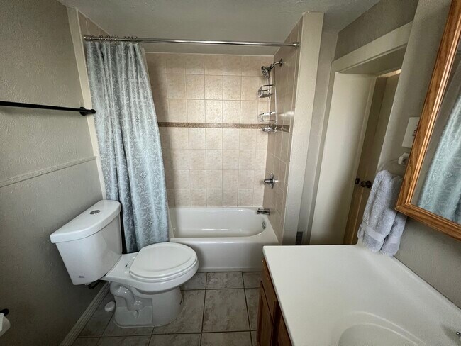 Full bathroom - 2649 W 26th Ave