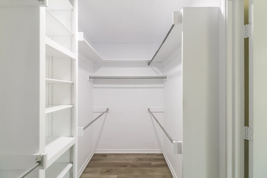 Building Photo - 601 E 6th St