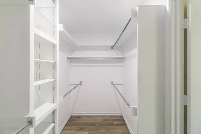 Building Photo - 601 E 6th St