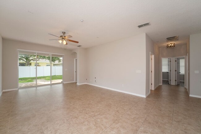 Building Photo - Cute and Spacious 3/2 House w/Bonus Room i...