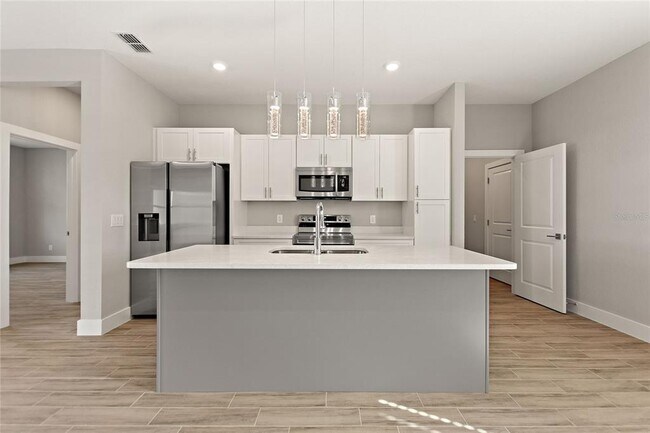 Building Photo - 123 Tulip Ln