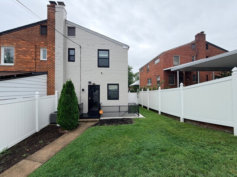 Building Photo - 5149 8th St NE