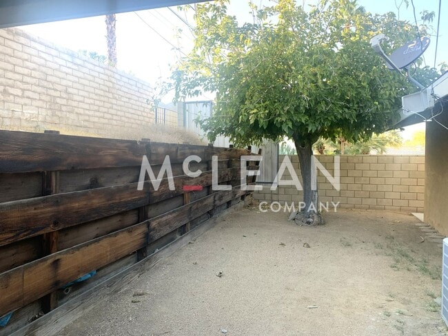 Building Photo - Pet Friendly Three Bedroom Home in Beautif...